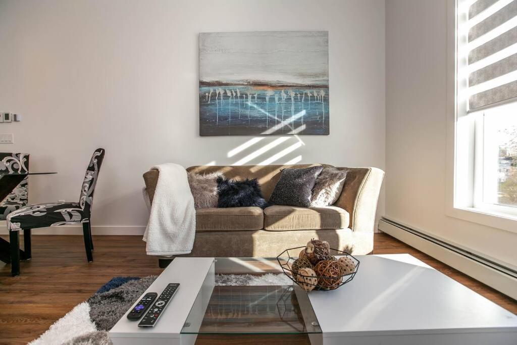Stylish Close To D/T Free Parking King Bed 2Bed Эдмонтон Экстерьер фото