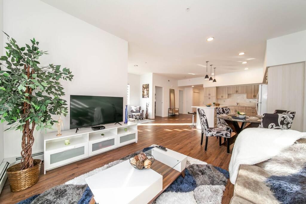 Stylish Close To D/T Free Parking King Bed 2Bed Эдмонтон Экстерьер фото