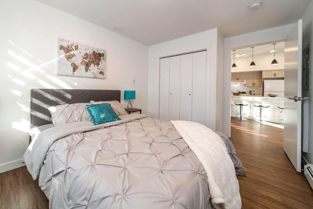 Stylish Close To D/T Free Parking King Bed 2Bed Эдмонтон Экстерьер фото