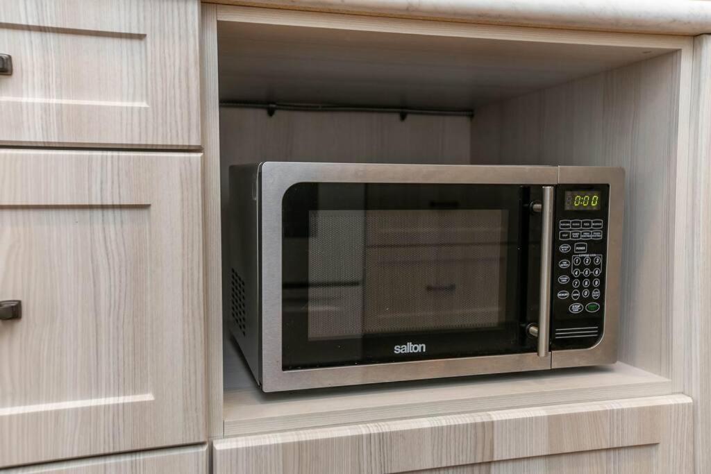 Stylish Close To D/T Free Parking King Bed 2Bed Эдмонтон Экстерьер фото