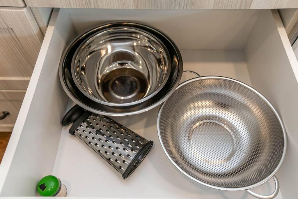 Stylish Close To D/T Free Parking King Bed 2Bed Эдмонтон Экстерьер фото