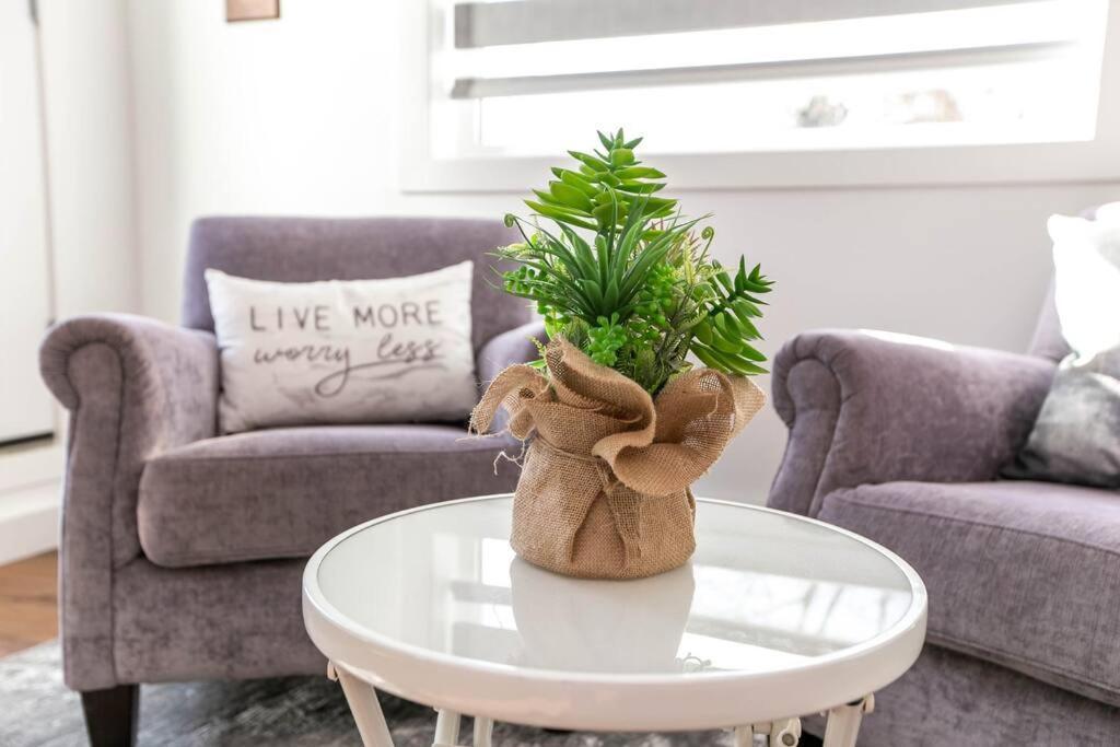 Stylish Close To D/T Free Parking King Bed 2Bed Эдмонтон Экстерьер фото