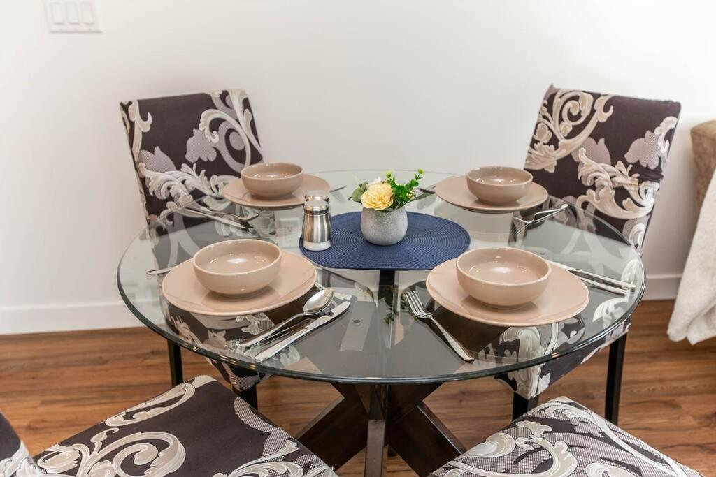 Stylish Close To D/T Free Parking King Bed 2Bed Эдмонтон Экстерьер фото
