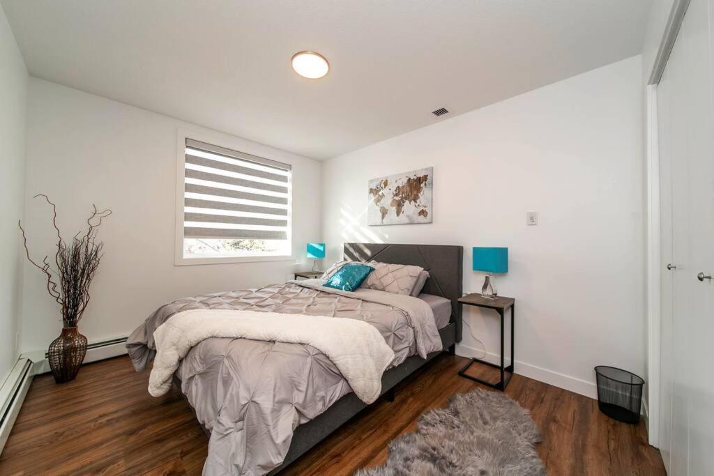Stylish Close To D/T Free Parking King Bed 2Bed Эдмонтон Экстерьер фото